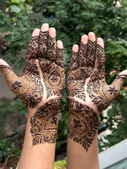Another view of the elegant leaf-based design, showing how it looks with the hands open.