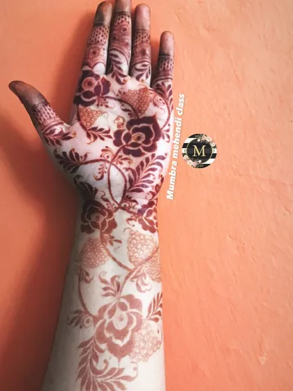 It is all about that beautiful, dark stain! I will teach you the secrets to getting a rich, long-lasting color using natural henna, which is the ultimate goal for any mehendi artist.