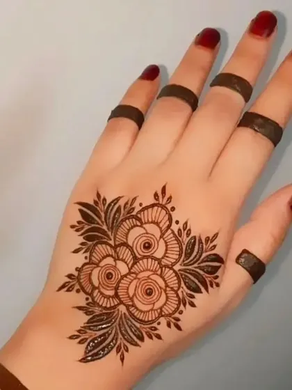 A simple yet stunning floral bouquet on the back of the hand. This kind of minimalist design is very popular for parties and casual events.