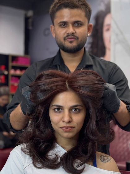 A perfect fusion of red and brown. This reddish-chocolate color gives warmth and dimension, and the final style shows off the beautiful layers.