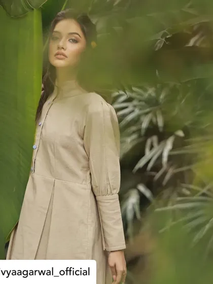A closer look at the structured tunic dress worn by Divya Agarwal. The natural texture of the jute linen fabric is visible here, highlighting our commitment to using quality materials.