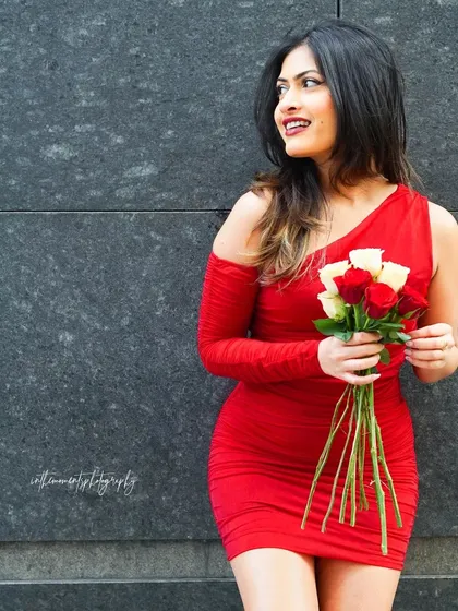 A classic beauty shot from the Valentine's portrait session. The model holds a bouquet of red and white roses, and her sideways glance adds a touch of elegance and charm.