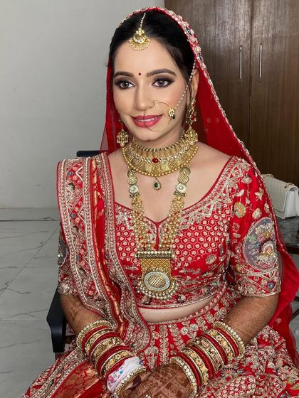 A beautiful portrait of Mansi. Her smile radiates happiness, and her makeup looks fresh and flawless.