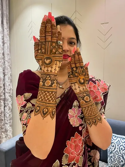 A lovely design with a central peacock motif. The surrounding floral and check patterns create a beautiful and balanced look.