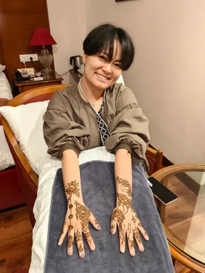 A beautiful shot of the completed back-hand mehndi design for my client from Japan.