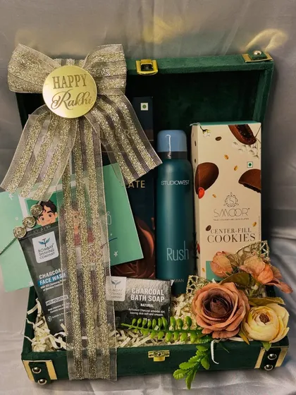 This elegant green velvet trunk is filled with a charcoal grooming set, cookies, and chocolates for your brother. A stylish and useful gift for Rakshabandhan.