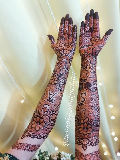 Another full view of this beautiful personalized floral mehendi.