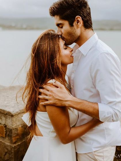 A tender forehead kiss, capturing the gentle and protective side of a relationship. These simple gestures make for powerful and emotional couple portraits.