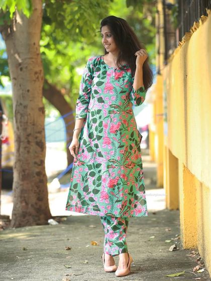 This teal floral printed co-ord set is the perfect blend of style and comfort. It's a great choice for the office and beyond.