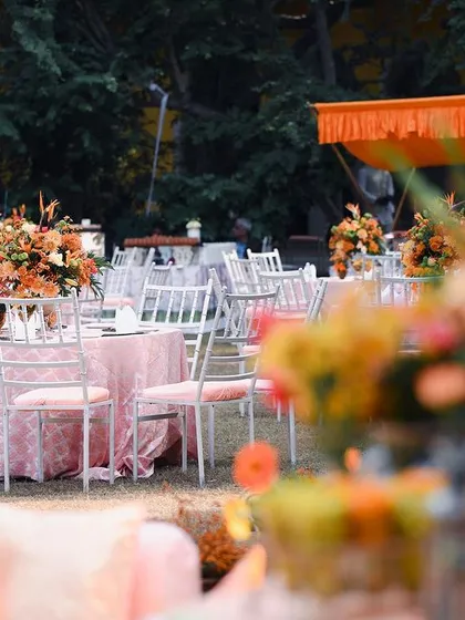 The overall layout of the garden Mehendi, showing the balance between the dining tables and the relaxed lounge seating. The entire space felt cohesive, with the peach and orange palette tying everything together.
