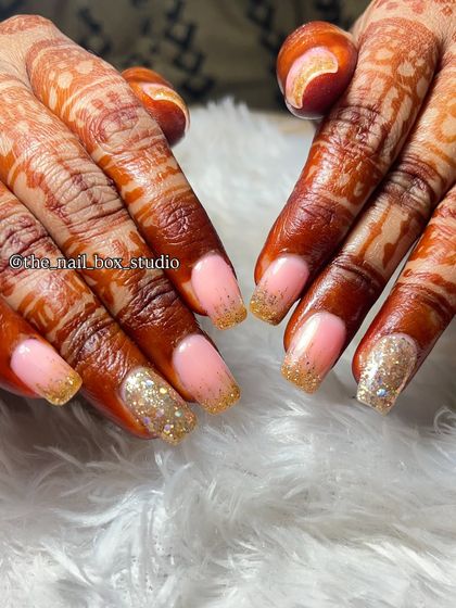 A closer look at the temporary extensions with glitter ombré art. The fine gold glitter at the tips provides a beautiful sparkle that is perfect for any celebration, especially weddings and engagements.