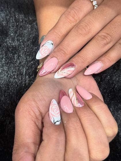 A soft and artistic design with a mix of textures. This set combines a pink marble effect with a rose-inspired pattern and a touch of gold glitter for a romantic feel.