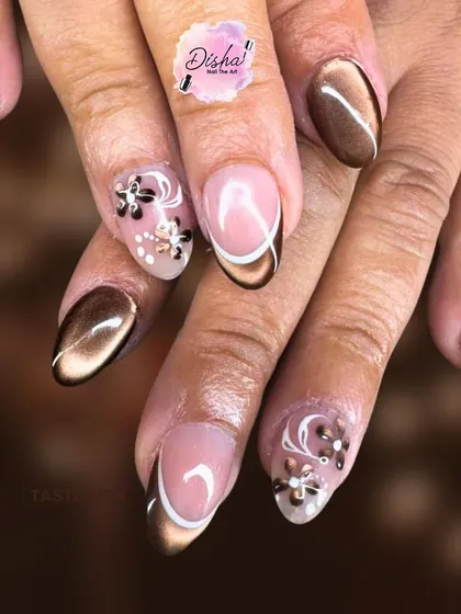 Coffee tones and floral vibes are a perfect match. This set combines a rich brown cat eye effect with delicate, hand-painted floral accent nails.