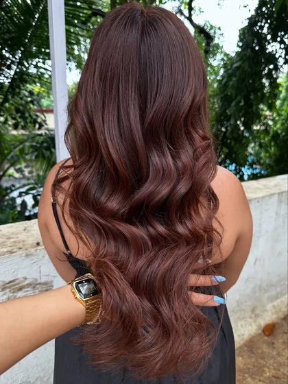 Birthday ready with this gorgeous, rich auburn color. It's a full-coverage color that is vibrant and glossy, perfect for celebrating a special occasion.