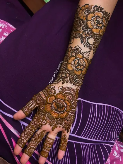 A single-arm view of a gorgeous floral design for an engagement bride. The large flowers are the centerpiece of this beautiful pattern.