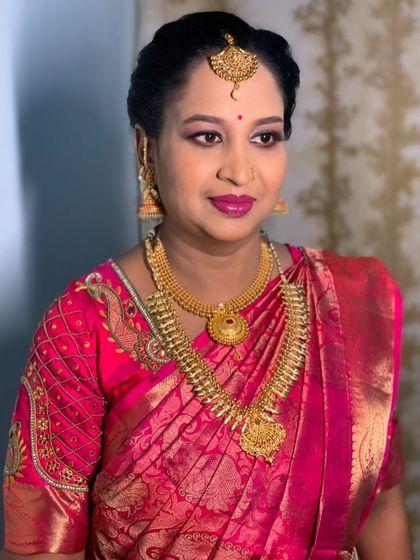 A classic portrait of this beautiful and elegant guest look.