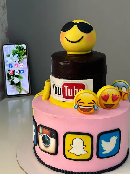 The final setup of the corporate anniversary cake, ready to be the centerpiece of the celebration. I work with you to ensure the cake fits your event's theme perfectly.