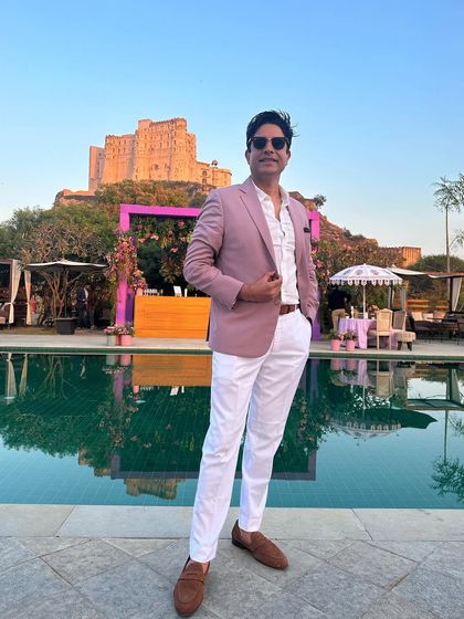 Posed and ready for a sundowner set by the pool at Alila Fort. The stunning fort in the background adds a touch of royalty to this beautiful Mehendi or pre-wedding party setup.