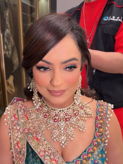 A close-up of the eye makeup. The hint of green eyeliner adds a beautiful pop of color and ties the whole look together.