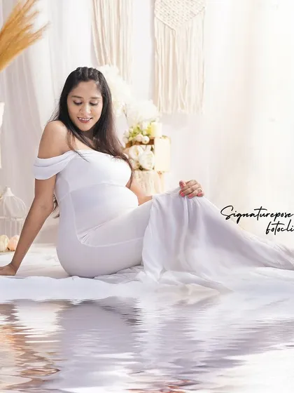 A creative shot with a water reflection effect, adding an artistic and dreamy quality to this boho-styled portrait.