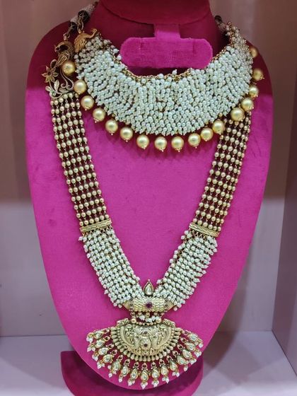 A close-up of the pearl choker and guttapusalu haram set, showing the fine craftsmanship.