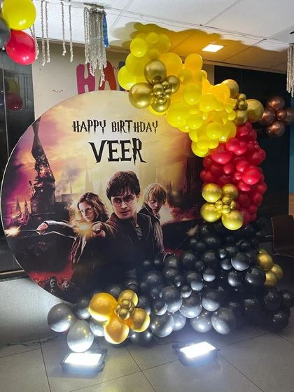This is a duplicate of ID 26, 131, 194. A magical Harry Potter theme for a fan's birthday. This decoration includes a custom circular backdrop with the movie poster, and a balloon garland in Gryffindor colors of red, yellow, and black.