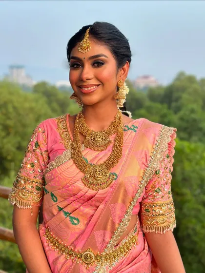 A radiant and happy bride. This photo perfectly captures the final look, a harmonious blend of traditional elegance and personal style.