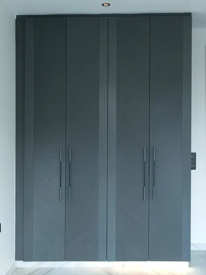The beauty of this modern wardrobe lies in its simplicity and texture. The handle-less design keeps the focus on the premium finish and flawless factory-made alignment.