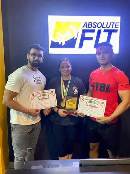 A closer look at Kamla Ma'am with her well-deserved medal and certificate. Her incredible achievement in powerlifting is celebrated by the entire Absolute Fit family.