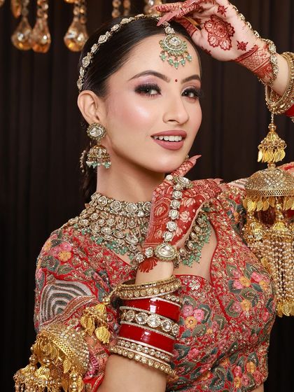 Another stunning pose with the kalire, where the intricate mehandi on her hands is beautifully highlighted.