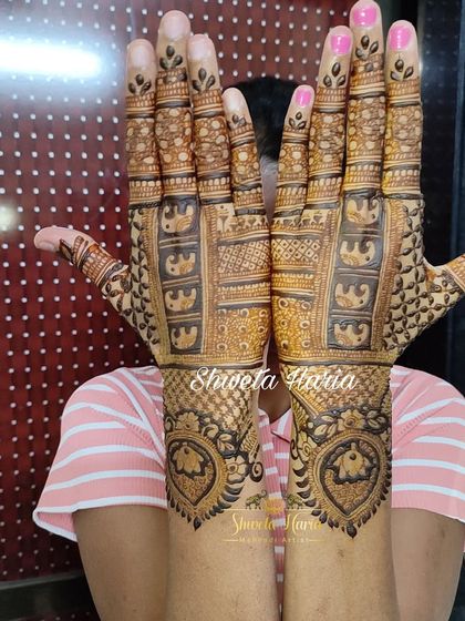 This back-hand design for a bridesmaid features repeating patterns of baby elephants and crowns, creating a cute and royal theme.