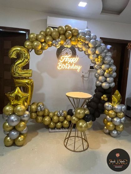Another angle of the 21st birthday balloon ring, showing the foil numbers and balloon pillars.