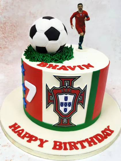 We celebrate sporting legends with this detailed Cristiano Ronaldo Portugal-themed cake. Featuring the national crest, a realistic football topper, and a CR7 figurine, this cake is a testament to our ability to capture the passion of sports fans with sharp, clean execution.