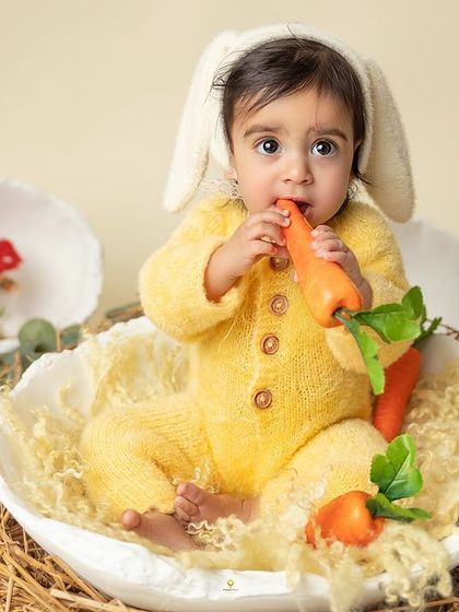 Is there anything cuter than a baby bunny nibbling on a carrot? This shot is a perfect example of how I use props to encourage playful, natural interactions.
