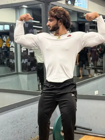 Just have to post something. A quick double biceps pose in front of the mirror to check the gains.