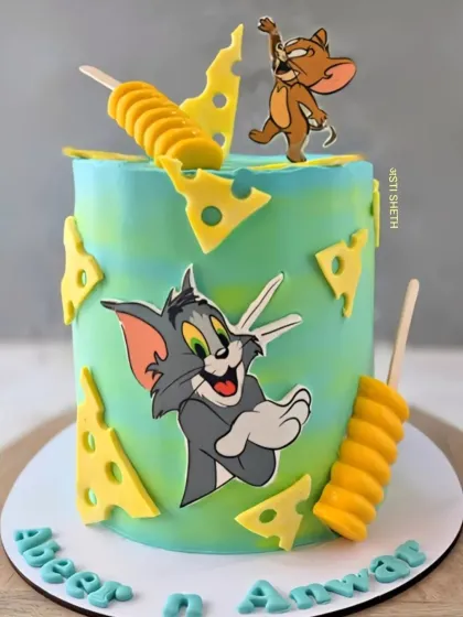 A nostalgic Tom & Jerry cake for a double birthday celebration. This 2.5kg Choco-nilla cake is decorated with cheese details and the iconic duo.