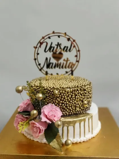 One of my favorite designs that never goes out of trend. This two-tier white and gold cake is a classic choice for anniversaries and engagements.