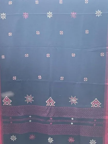 This shawl combines different traditional motifs in a scattered pattern, making it a unique and eye-catching accessory.