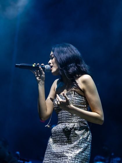 A passionate performance during the US tour. I can handle both high-energy dance numbers and soulful ballads.