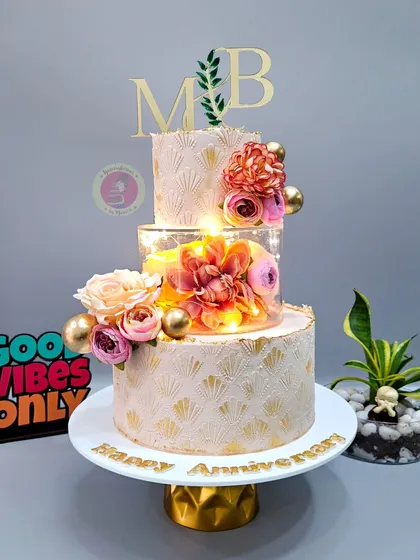 This beautiful floral cake with lights is one of the styles you can create after taking my Ganache Game Made Easy class. It's all about learning the right techniques for a premium finish.