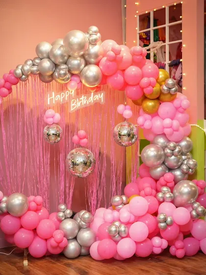 Pink in all its glory! This stunning balloon arch combines different shades of pink with silver and gold for a truly spectacular birthday backdrop.