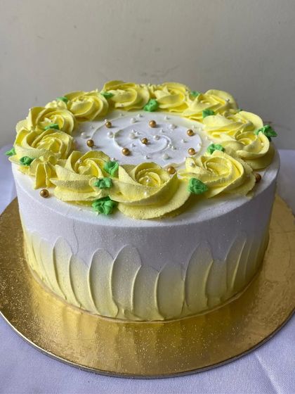 Another view of the yellow floral cake, showing the ombre petal effect on the sides. It's a simple technique that adds a lot of beauty.