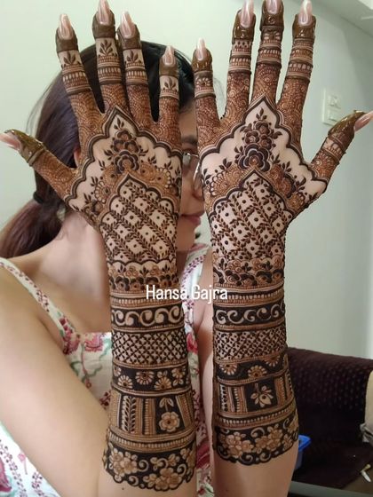 A back-of-hand design that steals the spotlight. This look features clean symmetry, floral elegance, and intricate jaali work, creating a perfect bridal glow.