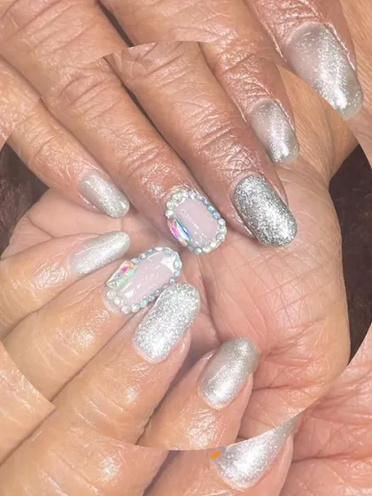 A dazzling silver set perfect for any celebration. These nails feature a mix of cat-eye, full glitter, and nails with a border of silver rhinestones.