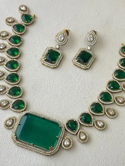 This is a close-up of a Victorian-style necklace set with large emerald-green stones and surrounding American diamonds. It’s a popular rental choice for cocktail parties and receptions.