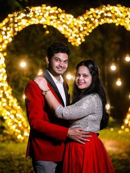 Nothing says romance like a heart made of lights. I use creative props and lighting to create a magical, dreamy atmosphere for evening and night couple photoshoots.