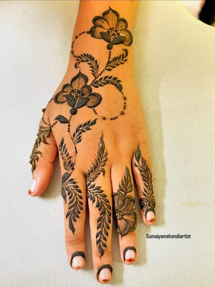 Another minimalist design with a beautiful floral vine.