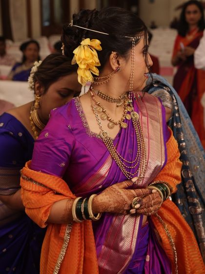 The bride's minimal mehendi complements her traditional Maharashtrian attire perfectly.