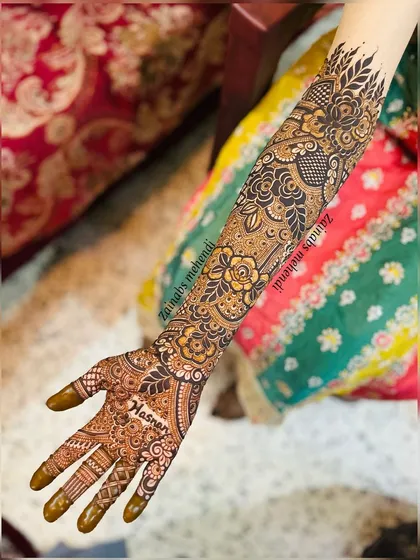 A single arm view to appreciate the details. Notice the bride's name, Hasna, delicately written into the palm design.