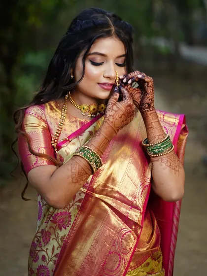 This outdoor shot captures the beautiful details of her Paithani saree and the way her makeup glows in the natural light.